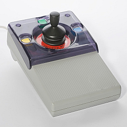Roller Joystick cочетает в себе функции мыши и джойстика. Курсор управляется ручкой с тремя кнопками (для различных видов захвата возможны три насадки в виде шара, ручки и рычага).
Кнопки, расположенные справа и слева, соответствуют правой и левой кнопкам обычной мыши. Верхняя кнопка выделяет текст или объект. Можно заменить встроенные кнопки выносными.