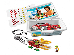 Конструктор LEGO Education WeDo дает возможность ученикам собрать и запрограммировать простые модели LEGO через приложения в компьютере. В наборе более 150 элементов, в том числе двигатель, датчики движения и положения, а также LEGO USB Hub (коммутатор). Совмещая программное обеспечение и учебное пособие, можно выполнить 12 тематических заданий.
Основные принципы обучения:
Проектирование и сборка;
Обдумывание и поиск нестандартных решений;
Навыки общения, совместной работы и обсуждение идей.