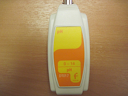 Диапазон измерений 0-14 рН.<br>
Снабжён электродом для измерения концентрации ионов H<sup>+</sup>, а также системой температурной компенсайии.